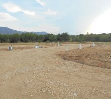 Pose des emballages béton pour l'eau et l'électricité et pose du ferraillage pour la future clôture