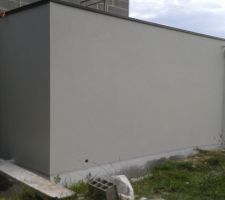 Vue du garage, enduit sur son arrière et son côté.