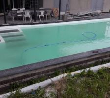 Piscine remplie, il va falloir nettoyer cette eau bien trouble !