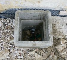 Le regard pour le raccordement de l'eau sous la maison est en place