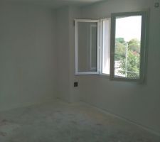 Notre chambre, toute blanche.

1 couche de sous-couche + 4 couches de peinture