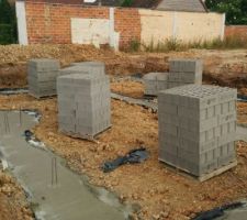 Et voil&agrave; hier apr&egrave;s-midi les fondations coul&eacute;es
