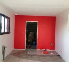 Peinture Rouge Paris sur le mur de la cuisine (1&egrave;re couche)