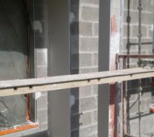 Le porche en cours. La partie de mur avec la porte d'entrée sera grise.