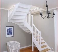 Le modèle de notre escalier blanc en hêtre laqué blanc avec marche en hêtre couleur naturelle. La forme ne sera pas comme celle-ci mais le modèle oui :-)