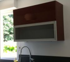 Pose du meuble haut et d'un luminaire fixé dessous