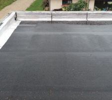 L'étanchéité de la partie toit terrasse est terminée.
Un bel orage a permis de vérifier l'écoulement des eaux.
La configuration du toit est en L, il y a 2 pentes. L'eau stagne de manière résiduelle sur la longueur, cela aurait certainement mérité une légère pente pour améliorer l'écoulement.