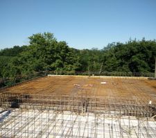 Le toit terrasse est maintenant ferraillé (zone dalle pleine) - on voit les monts du lyonnais entre les arbres ;-)