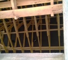 Vue intérieure de la charpente par la trémie de l'escalier