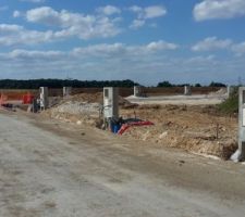 Je suis sur le terrain voici quelque photo sa avance il ont retirer les arbres donnant sur la d&eacute;partementale