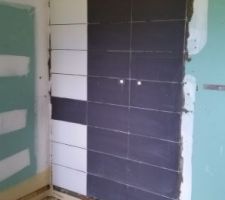 Début carrelage mural salle de bain