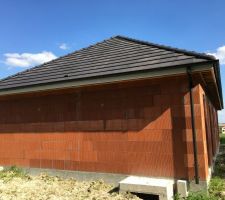 On distingue &eacute;galement les goutti&egrave;res en "zinc pr&eacute;-peint noir" du plus bel effet....