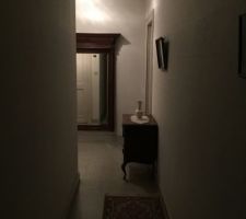 Hall de nuit avant que la maison ne soit vidée.