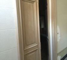 Double porte d'origine entre le hall et le salon, impossible à récupérer car tordue. Va être remplacée par une porte en chêne et verre