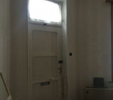 Ancienne porte dans la partie accolée à la maison (va devenir une baie vitrée pour ne pas endommager la façade)