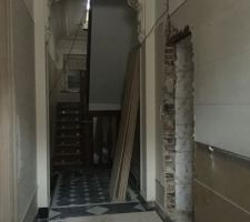 Démolition d'une partie de mur pour passage entre le hall et la partie accolée à la maison