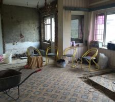 Le muret entre la future cuisine et la SAM est démoli temporairement car en trop mauvais état. Il sera reconstruit après
