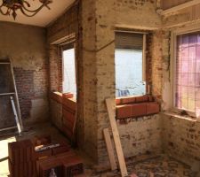 On remonte le niveau des fenêtres, on bouche les portes de la future cuisine