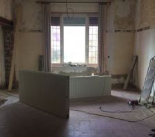 On enlève les anciens radiateurs car destruction de la fenêtre pour en faire une baie