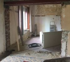 Le muret entre la future cuisine et la SAM est démoli temporairement car en trop mauvais état. Il sera reconstruit après