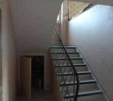 Escalier amenant au 1er étage avec emplacement des futures toilettes(sous-escalier)