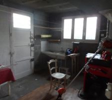 Début de salon avec extension à venir (ancienne chaufferie)