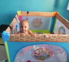 Bébé Enzo observe mamie, qui va lui faire une chambre qu'il va adoooorer!