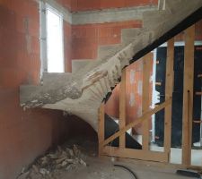 Décoffrage partiel de l'escalier