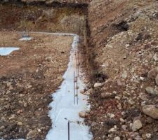 Le mois de Mai est pluvieux la terre excavé retombe un peu. L'attente de 3 semaines est longues.