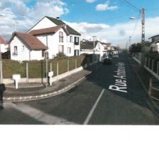 Visuel de l implantation de la maison dans notre rue .

Maison avec tuile ardoisé