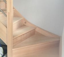 Escalier hêtre avant vitrification. Nous avons hésiter pour l'habillage de notre escalier. Certains nous ont conseillé de simplement le huiler pour le mettre en valeur mais il aurait fallu recommencer régulièrement. D'autres nous ont conseillé le vernis... Nous avons finalement été chez peintures de Paris où il nous a été conseillé un vitrificateur passage intense de chez comus. Nous voulions garder l'aspect naturel du bois sans trop le foncer mais en le mettant en valeur espérons que ça fera joli!