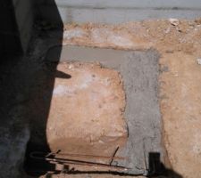 Remplissage de mortier des fondations de notre "Cours Anglaise"