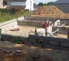 Le permis de construire a été validé le fin avril tout s'est très bien enchaîné pour nous, le terrassement et les fondation coulés en 1 mois après la permis de construire validée. Notre conducteurs nous a demander d'être présent pour le terrassement et on a été ravis d'être présent pour cette étape.