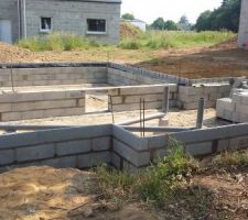 Ensuite tout s'est aussi très bien passé et l?enchaînement des travaux a été parfait (vide sanitaires) , pas de perte de temps, nous allons tous les soirs sur le chantier et ça avance bien.