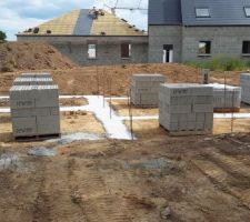 Le permis de construire a été validé le fin avril tout s'est très bien enchaîné pour nous, le terrassement et les fondation coulés en 1 mois après la permis de construire validée. Notre conducteurs nous a demander d'être présent pour le terrassement et on a été ravis d'être présent pour cette étape.