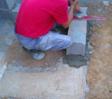 Pose des parpaings pour la "Cours Anglaise"