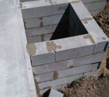 "Cours Anglaise" terminée. Restera le mortier hydrofuge à mettre une fois le mur sec.