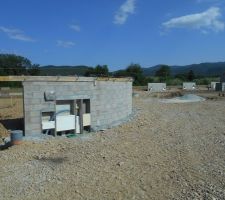 Pose des r&eacute;seaux &eacute;lectriques, Telecom et mur de parpaing (cl&ocirc;ture)