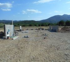 Pose des r&eacute;seaux &eacute;lectriques, Telecom et mur de parpaing (cl&ocirc;ture)