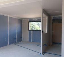 Cloison du séjour en place.