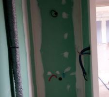 Cloisons & plomberie en cours pour la SDB de la chambre parental. (Coin lavabo).