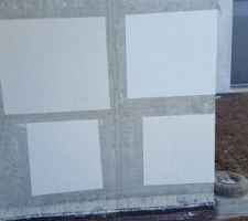 Choix final de l'enduit :
- Weber 279 pierre grisée pour la façade et le mur d'enceinte (pastille en haut à gauche).
- Weber 960 blanc lumière pour les casquettes (pastille en haut à droite).