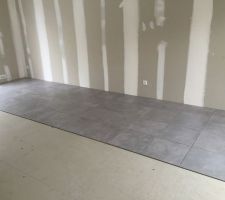Début pose du carrelage 45x45 Rhin Natural de chez Porcelanosa