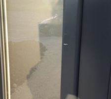 Porte d entrée nettoyée : 3 griffes recensees dont une belle au niveau de l entourage du vitrage:-/