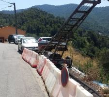 Le monte mat&eacute;riaux est la...


Reste &agrave; le descendre...