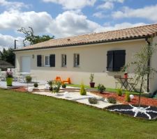 Petit jardin déco avec la terrasse et le salon de jardin