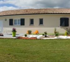 Petit jardin déco avec la terrasse et le salon de jardin