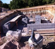 Ca y est, les murs du sous-sol commencent &agrave; monter!