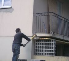 Destruction du balcon en béton au lapidaire .... ou à la masse