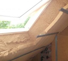Laine de bois autour d'un velux